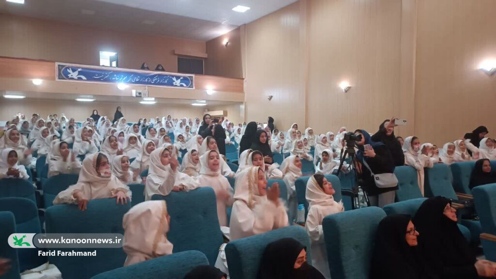 تعدادی از دانشآموزان زاهدانی رسیدن به سن تکلیف را با مربیان کانون سیستان و بلوچستان جشن گرفتند