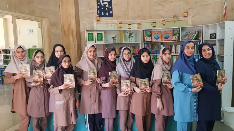 جمعخوانی کتاب باغ کیانوش با حضور ۹ نفر از کانون یاران دبیرستان ابوذر
