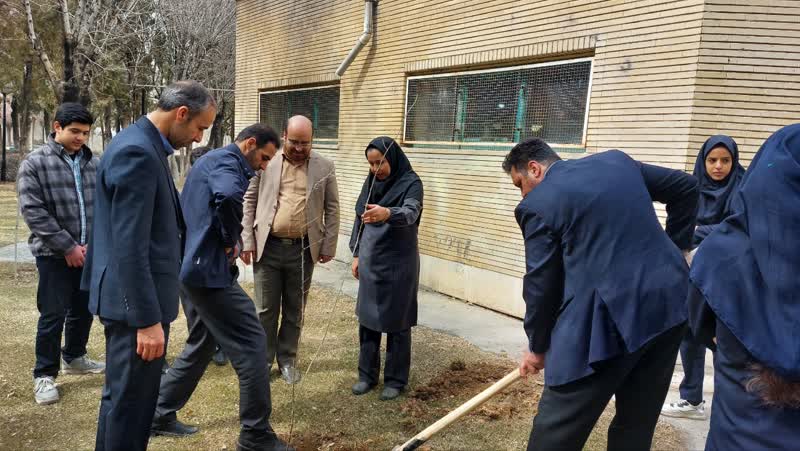 کاشت نهال به مناسبت روز درختکاری با حضور مدیرکل کانون استان مرکزی