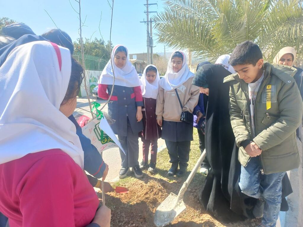 کانون یاران کازرون، درخت نارون را به نماد حفاظت از طبیعت تبدیل کردند