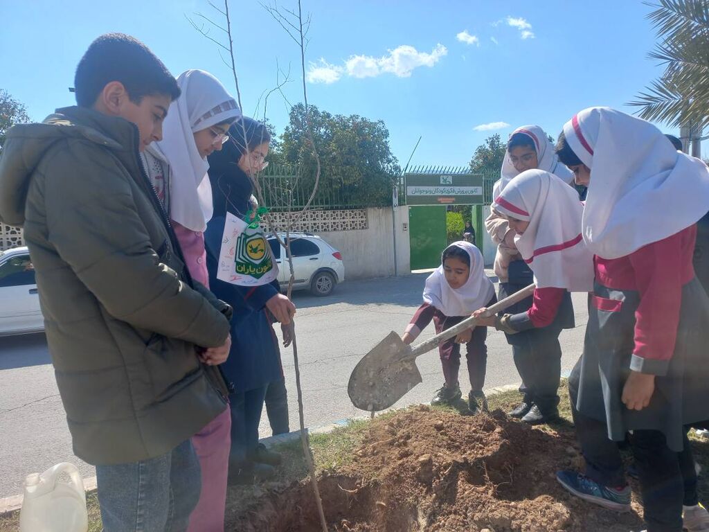 کانون یاران کازرون، درخت نارون را به نماد حفاظت از طبیعت تبدیل کردند