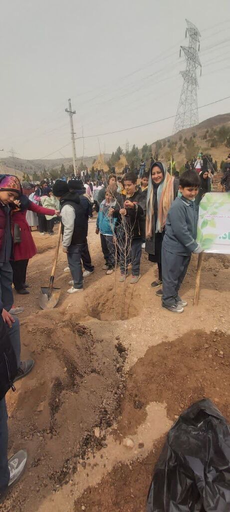 سفیران سبز کانون  البرز روز درختکاری را با کاشت نهال گرامی داشتند 