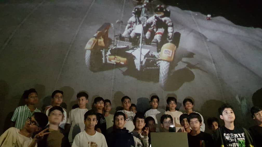 روزهداران کوچک پس از افطار به تماشای ماه نشستند