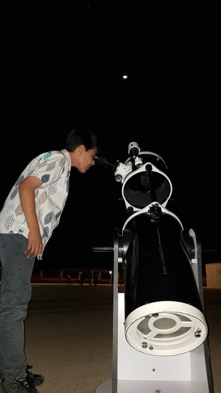 روزهداران کوچک پس از افطار به تماشای ماه نشستند