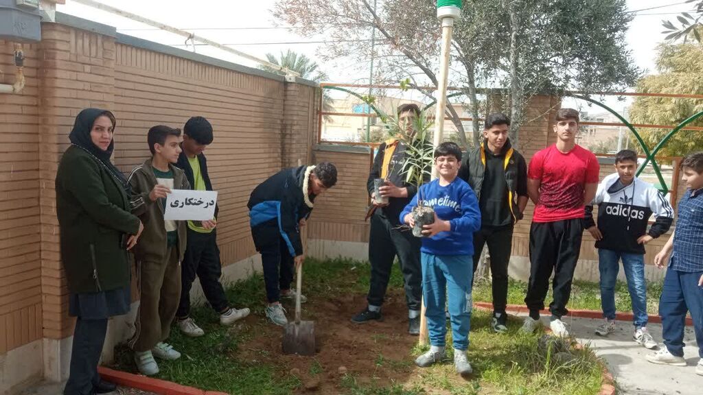 حضور فعال اعضا و کارکنان مرکز قصرشیرین در برنامه‌های روز درختکاری