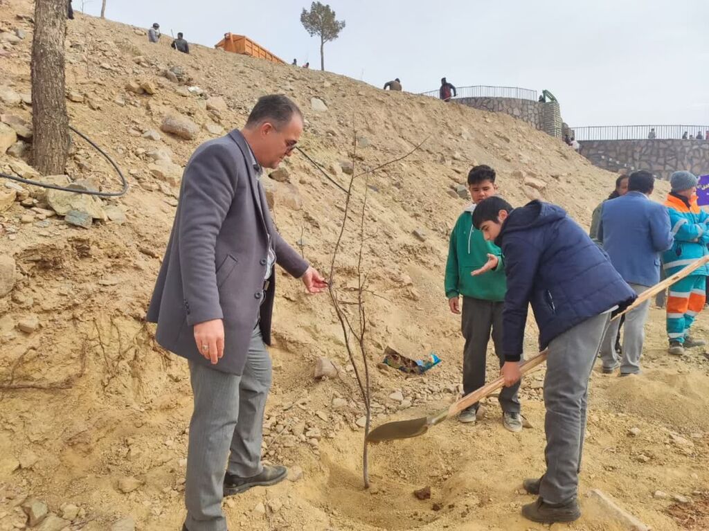 حضور مرکز فرهنگی کاشمر در جشن بزرگ درختکاری