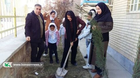 روز درختکاری در مراکز کانون پرورش فکری کودکان و نوجوانان آذربایجان شرقی