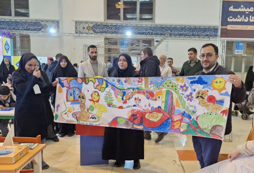 بازدید مدیرعامل کانون از غرفه کانون استان تهران در نمایشگاه بینالمللی قرآن