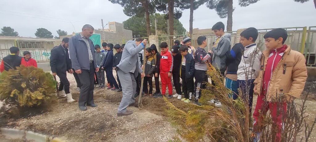 کاشت نهال توسط سفیران سبز مرکز فرهنگی شماره ۱ گناباد
