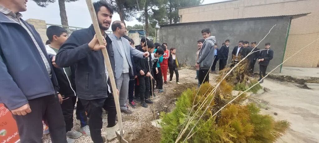 کاشت نهال‌ توسط سفیران سبز مرکز فرهنگی شماره ۱ گناباد