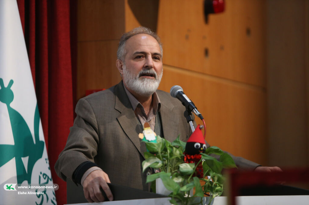 گردهمایی بزرگ کانون تئاتر کودک و نوجوان و انجمن نمایشگران عروسکی خانه تئاتر گسترش تئاتر در کانون با اجرای طرح دستهای خلاق