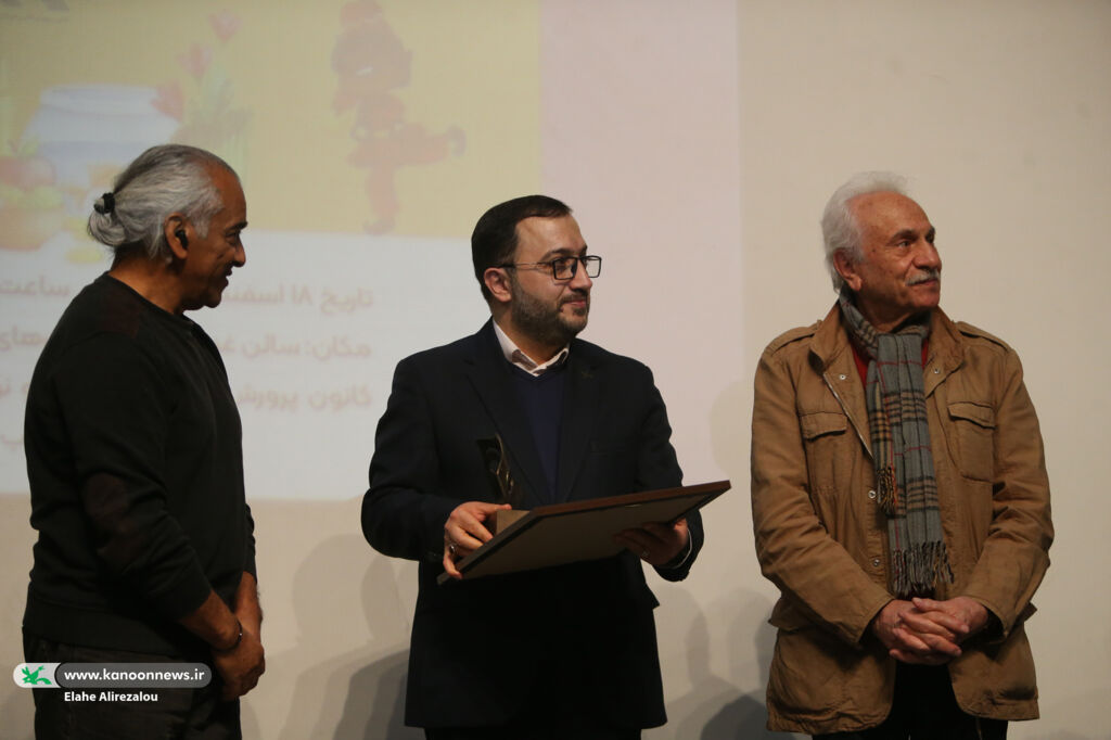 گردهمایی بزرگ کانون تئاتر کودک و نوجوان و انجمن نمایشگران عروسکی خانه تئاتر تجلیل اهالی هنر از مدیرعامل کانون برای توسعه و ترویج تئاتر کودک و نوجوان