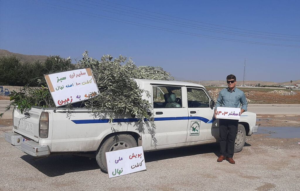 کاشت ۱۰۰ اصله نهال توسط کتابخانه سیار روستایی دهدشت 
