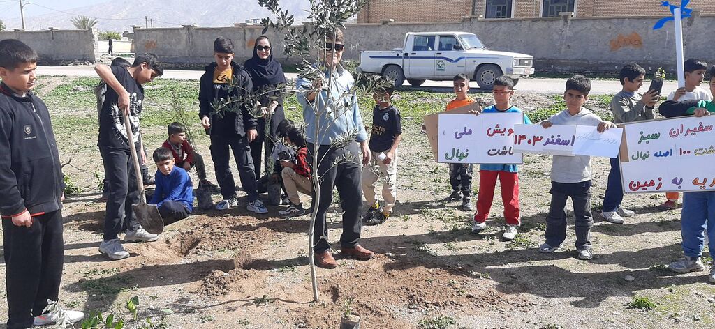 کاشت ۱۰۰ اصله نهال توسط کتابخانه سیار روستایی دهدشت 
