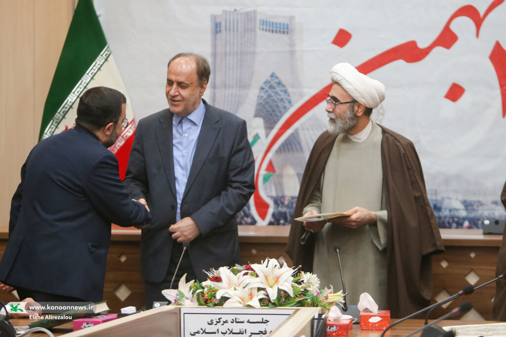 آیین قدردانی رییس ستاد مرکزی دهه فجر از مدیرعامل کانون رییس ستاد مرکزی دهه فجر انقلاب اسلامی از مدیرعامل کانون قدردانی کرد