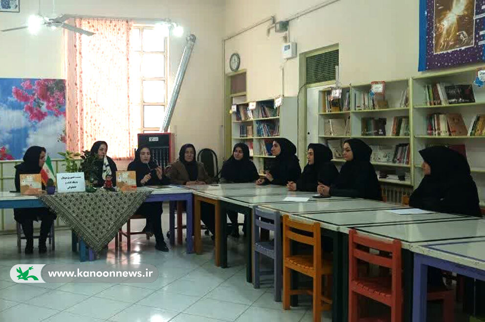 نقد کتاب «پیامبر و ابر» در نشست مربیان باشگاه کتابخوانی خرمآباد