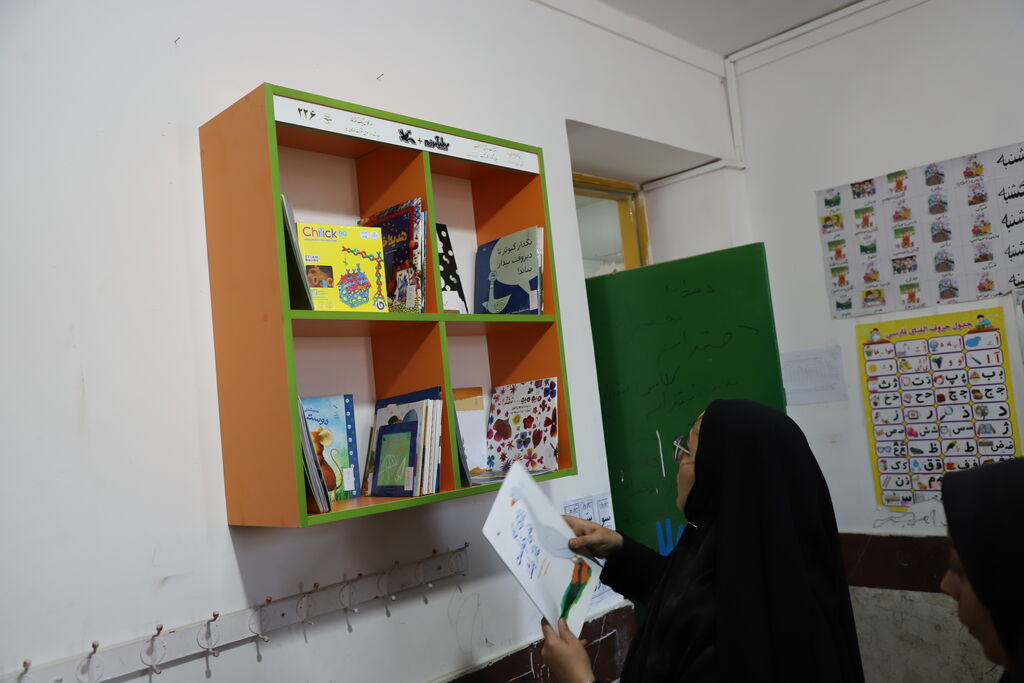 افتتاح قفسه کتاب در روستای کهریز بخش انزل