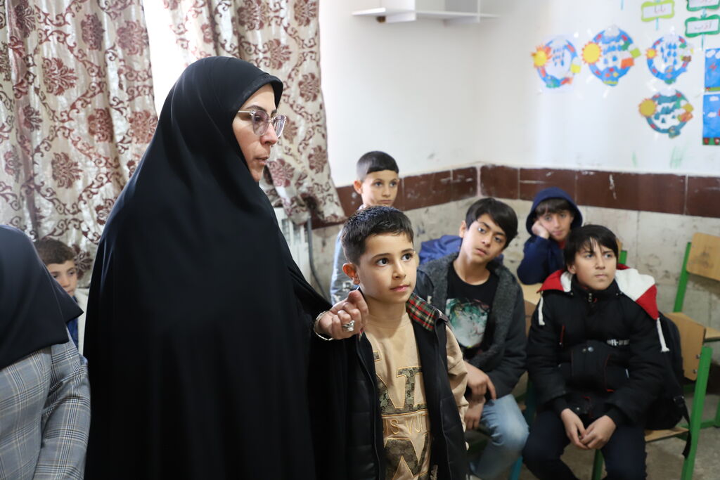 افتتاح قفسه کتاب در روستای کهریز بخش انزل