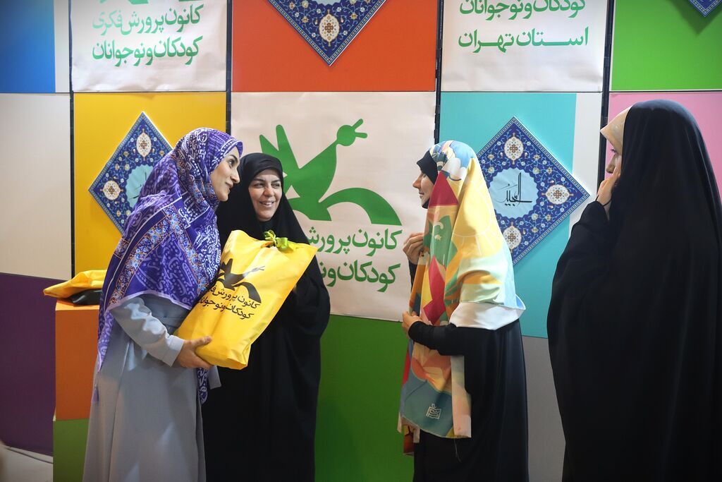 قصهگوی لبنانی در غرفه کانون