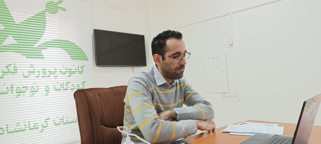 نشست آموزشی آشنایی مربیان کانون کرمانشاه با مباحث فعالیتهای حوزه علمی