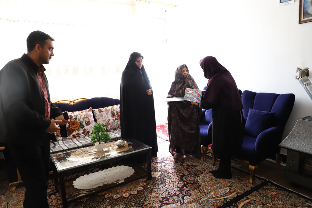 تکریم مدیرکل کانون از خانواده شهید رسول اصغری