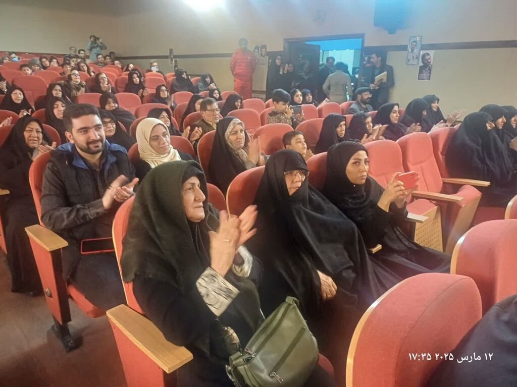 تقدیر از خانوادههای شهدای کانون در اولین یادواره شهدای کارمند ادارات