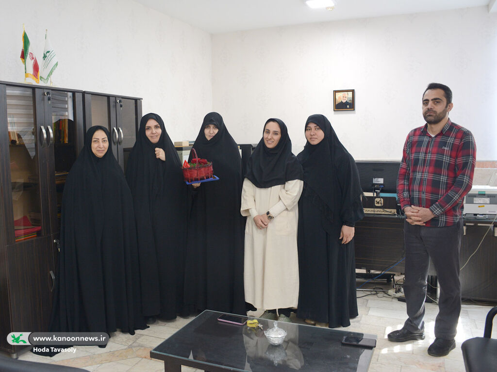 تجلیل و تقدیر  مقام والای شهید ازخانواده شهدا کانون پرورش فکری کودکان و نوجوانان استان قم