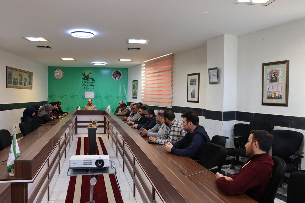 نشست پایان سال_مرکزی نشست صمیمانه پایان سال مدیرکل کانون پرورش فکری استان مرکزی با کارکنان
