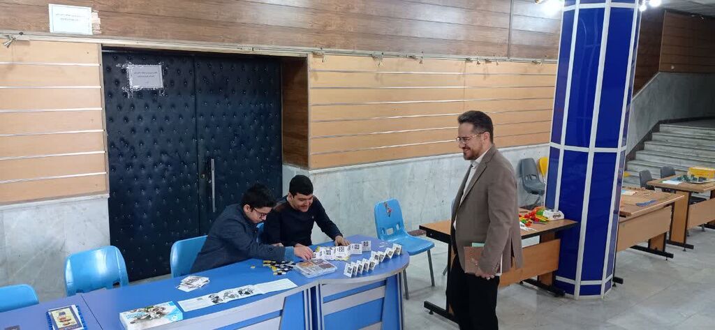 میز بیا بازی بازدید مدیرکل کانون کرمانشاه از میز "بیا بازی" مرکز آفرینش