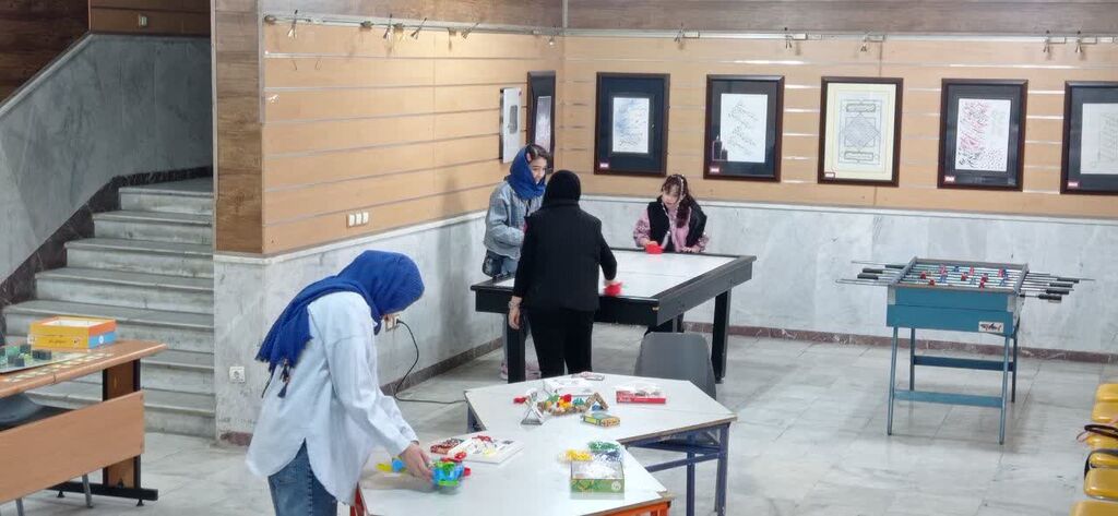 بازدید مدیرکل کانون کرمانشاه از میز "بیا بازی" مرکز آفرینش