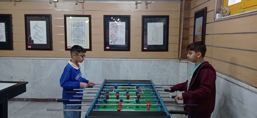 بازدید مدیرکل کانون کرمانشاه از میز "بیا بازی" مرکز آفرینش