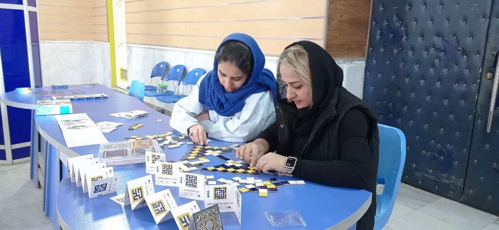 بازدید مدیرکل کانون کرمانشاه از میز "بیا بازی" مرکز آفرینش