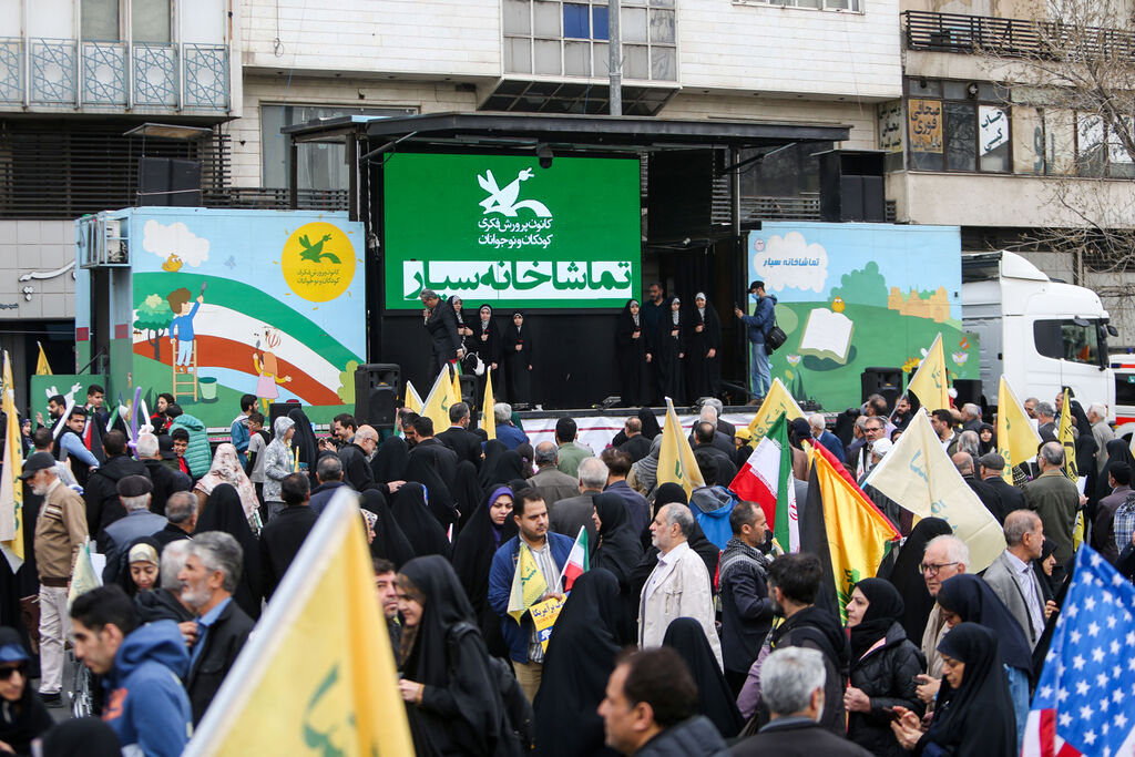 تماشاخانههای سیار کانون در راهپیمایی روز جهانی قدس در تهران حضور تماشاخانههای سیار کانون در مراسم سوگواری مردمی رهبر شهید
