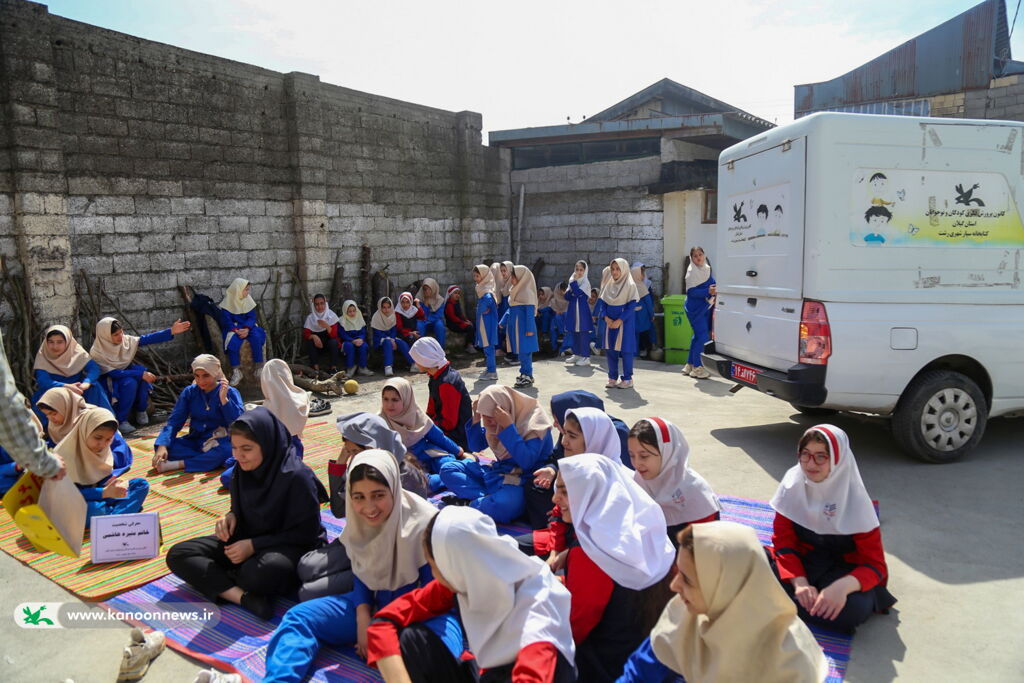 چرخهای کتابخانههای سیار کانون برای کودکان روستا میچرخد