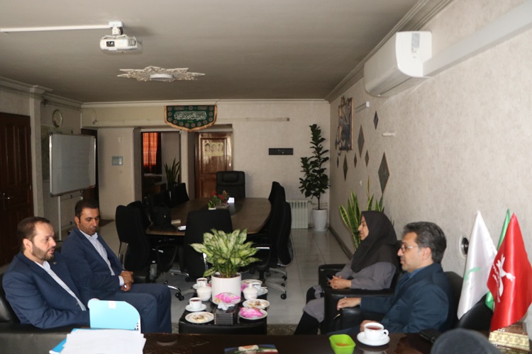 نشست هماندیشی مدیر و کارشناسان کانون زبان با مدیرکل کانون استان اصفهان