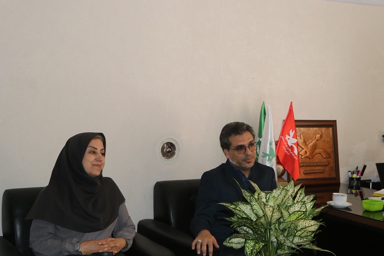 نشست هماندیشی مدیر و کارشناسان کانون زبان با مدیرکل کانون استان اصفهان