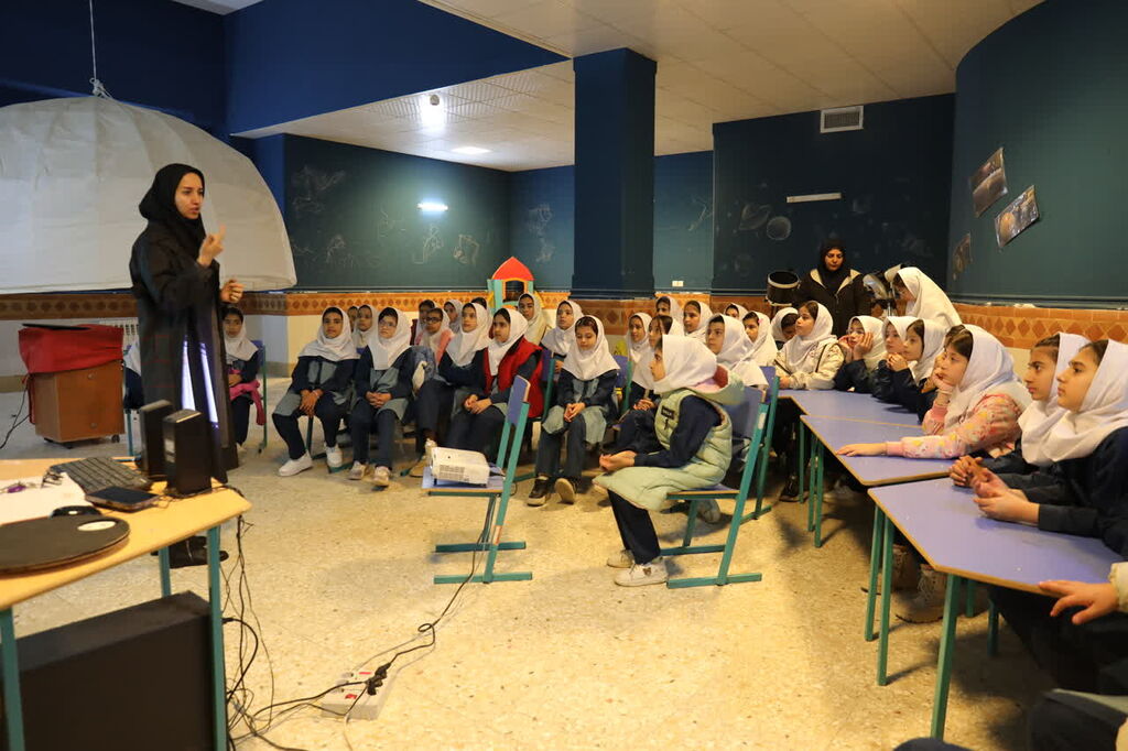 روز فناوری هسته ای اعضای مرکز فراگیر بجنورد با کیک زرد آشنا شدند