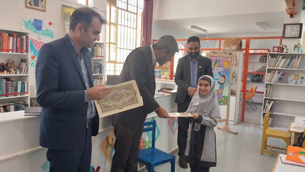 بازدید مدیرکل فارس از مرکز استهبان و دیدار با فرماندار