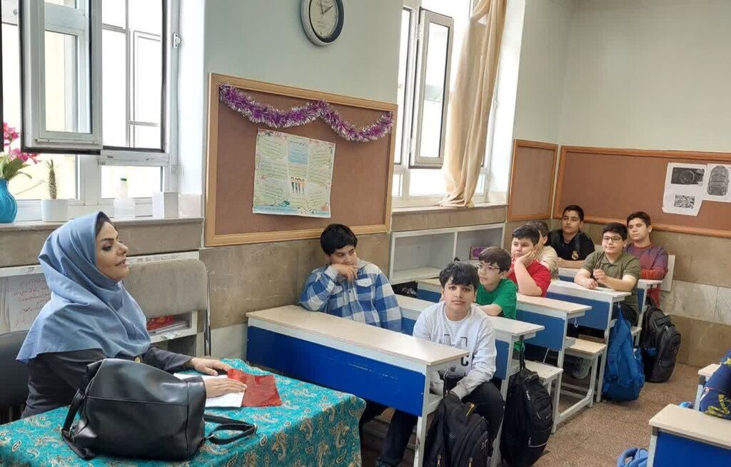 مرکز شماره ۴ کانون کرمانشاه کارگاه حال خوش زندگی را به مدارس برد