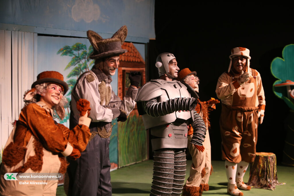 «ونوش و کوهستان»، ماجرای برّه و بچه گرگ روی صحنه رفت