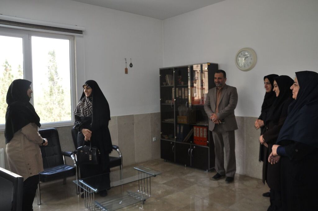 تجلیل مدیرکل کانون البرز از کارشناس مسئول امور اداری