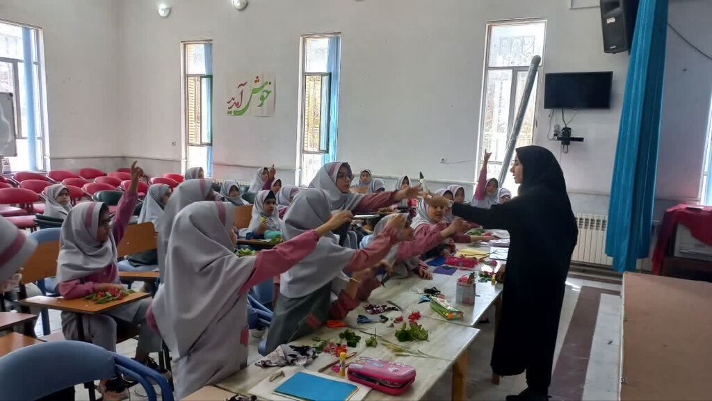 ادبی.سمنان برگزاری کارگاه ادبی «طبیعت با ما حرف میزند» در مرکز فرهنگیهنری شماره ۲ دامغان