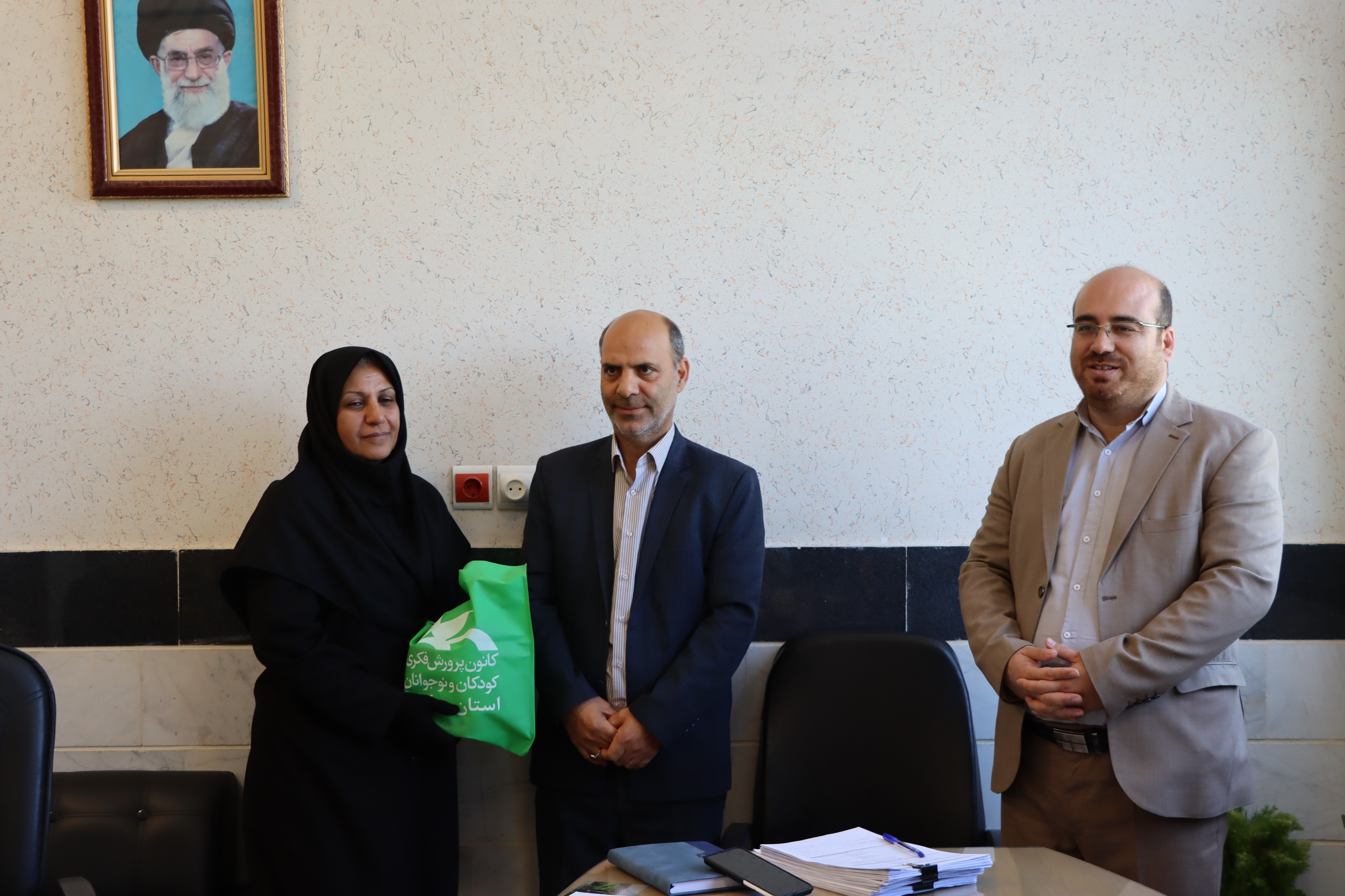 تجلیل مدیرکل کانون استان مرکزی از معاون و کارشناس امور اداری