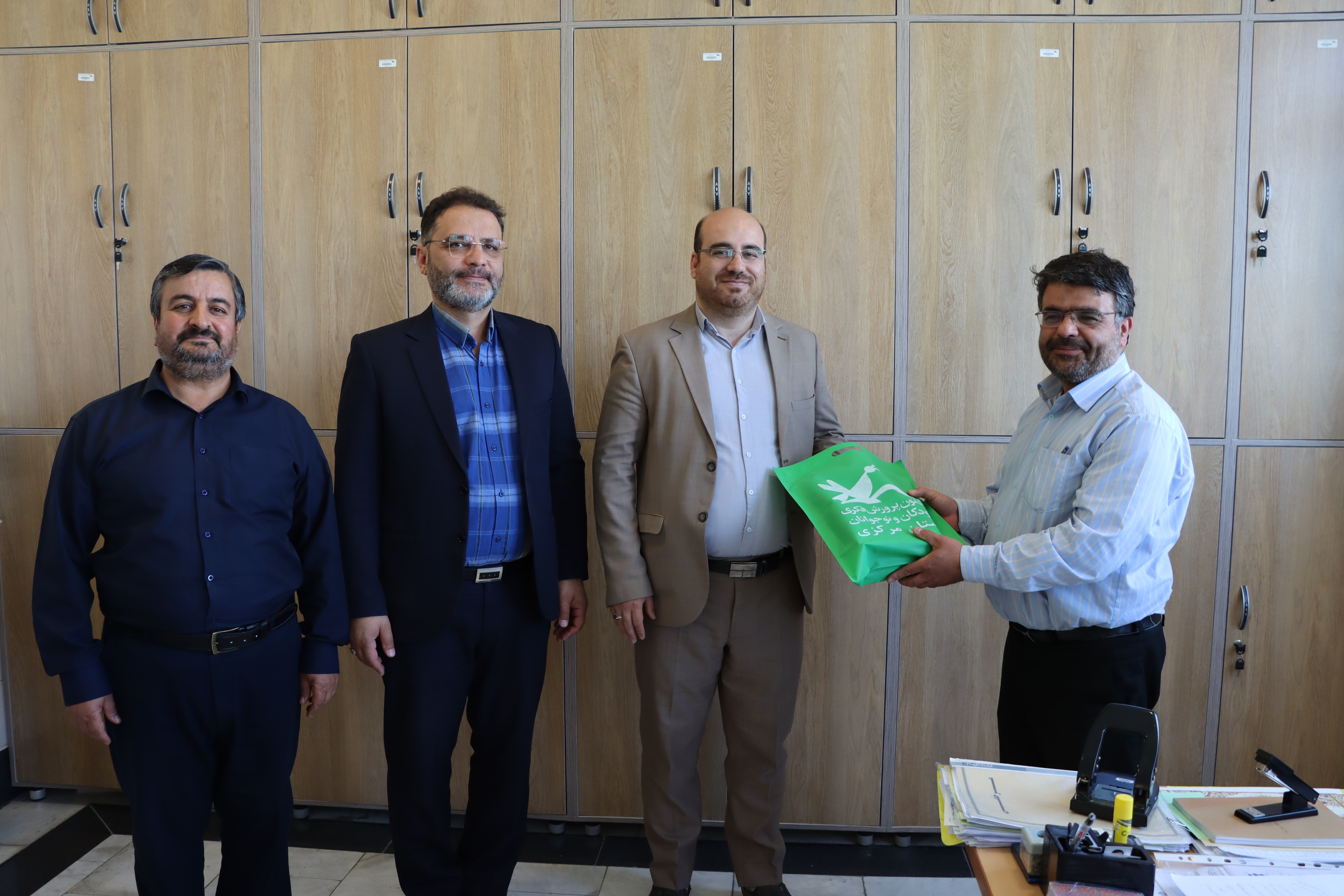 تجلیل مدیرکل کانون استان مرکزی از معاون و کارشناس امور اداری