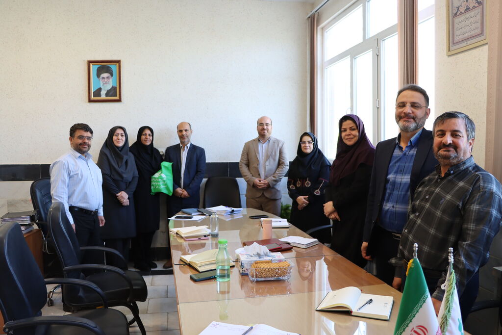 روز منابع انسانی _مرکزی تجلیل مدیرکل کانون استان مرکزی از معاون و کارشناس امور اداری