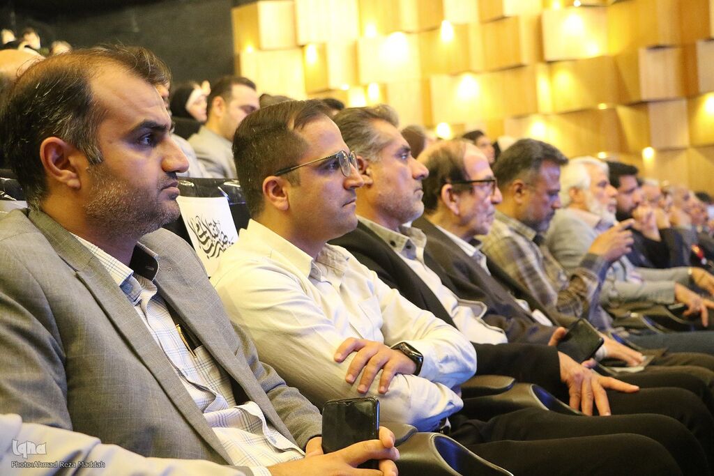 معرفی چهرهسال و مربی هنری شاخص هنری استانفارس در هفته هنر انقلاب