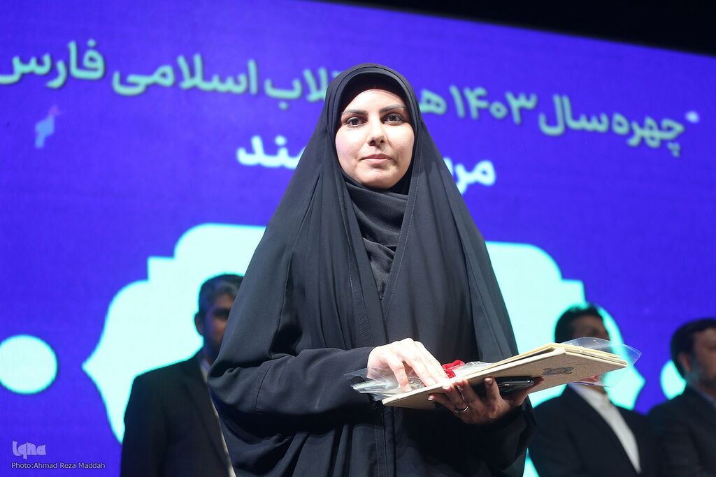 معرفی چهرهسال و مربی هنری شاخص هنری استانفارس در هفته هنر انقلاب