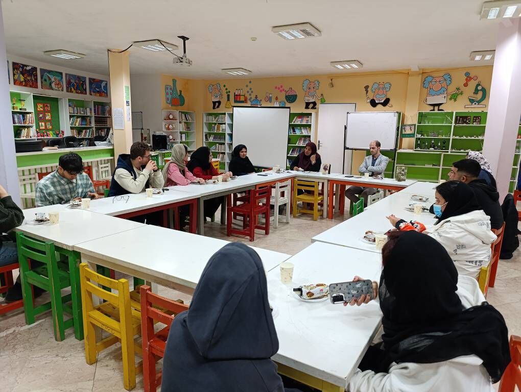 بررسی آثار شاعران قدیم و معاصر در نشست ادبی انجمن نیما کانون مازندران بررسی آثار شاعران قدیم و معاصر در نشست ادبی انجمن نیما کانون مازندران