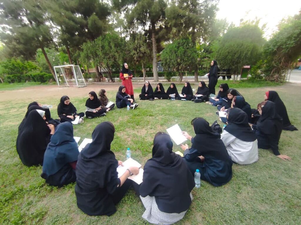 برگزاری کارگاههای فرهنگی، هنری و ادبی برای دانشآموزان برگزیده استان «یک روز با کانون» ویژۀ دانشآموزان برگزیده جشنوارههای فرهنگی، هنری و ادبی استان