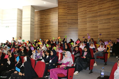 محمد خیاطزنجانی در جمع  کانونیاران فارس به سوالات آنها پاسخ داد